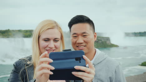 Active-Married-Couple-Taking-A-Selfie-On-The-Phone-At-Niagara-Falls-Close-Up