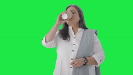 스트레스를 받은 인도 고위 사업가 여성은 누군가를 기다리고 있습니다.