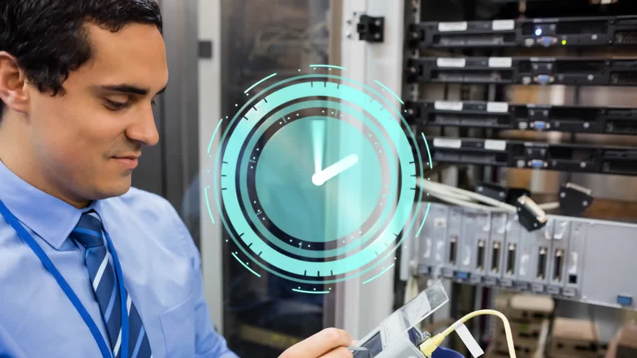 animación de un reloj en movimiento sobre un hombre biracial en la sala del servidor