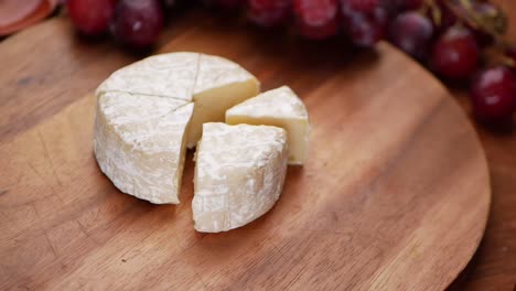 degustación de queso camembert con uvas