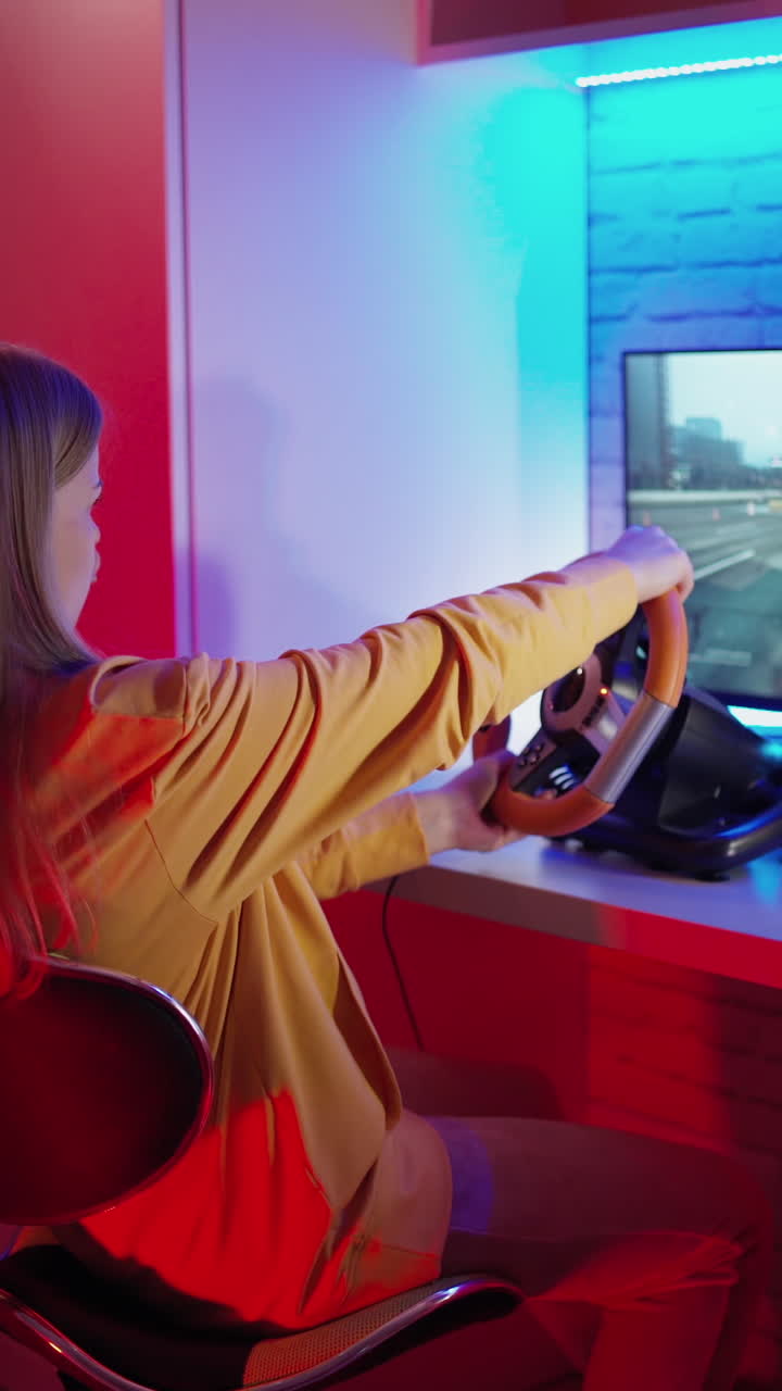 Donna attraente che gioca ai videogiochi. Giocatrice professionista che gioca ai videogiochi a casa.