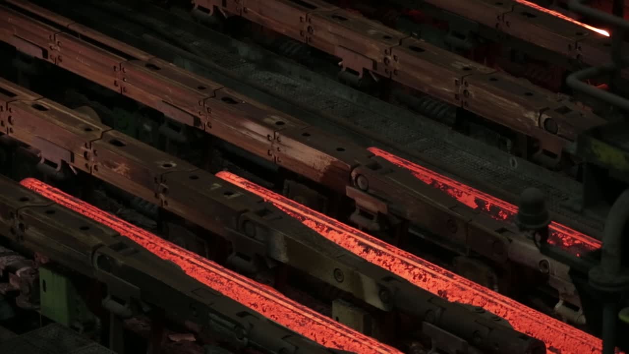 빛나는 녹은 금속은 산업 환경에서, 어두운 분위기에서 주조되고 있습니다.