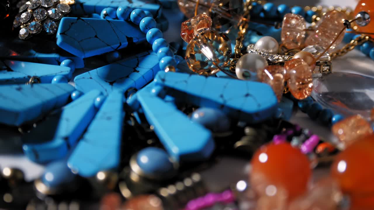 보석, 모자. 근접. 회전. 아름다운 반이는, 반이는 보석, 보석에서 반이는 모자. 매크로. 다양한 색상의 많은 모자. 다양한 보석, 돌 제품, 모자