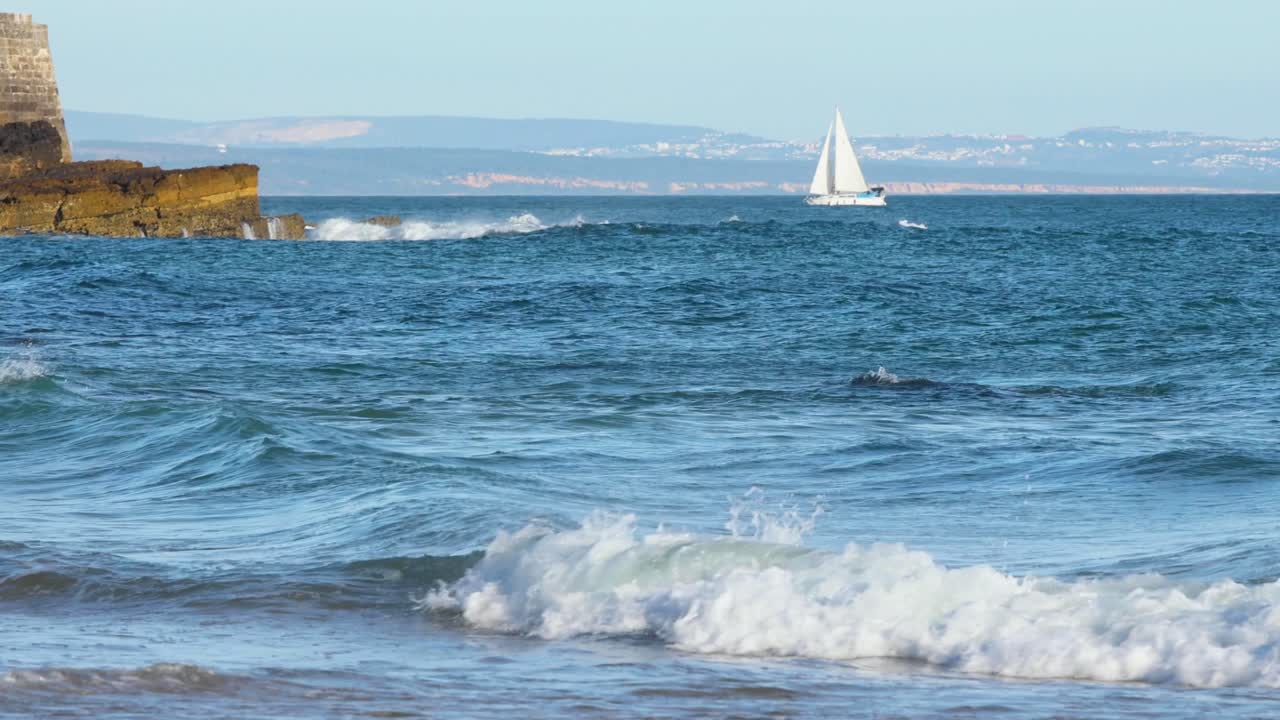 개방된 바다에서 항해하는 요트