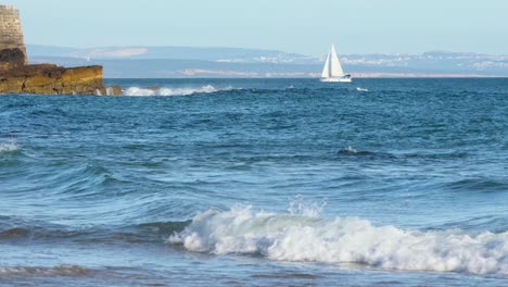 yate navegando en mar abierto