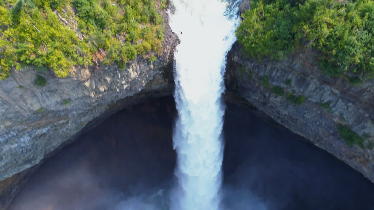 은 날에 숲의 절벽을 통해 아름다운 물이 떨어집니다.