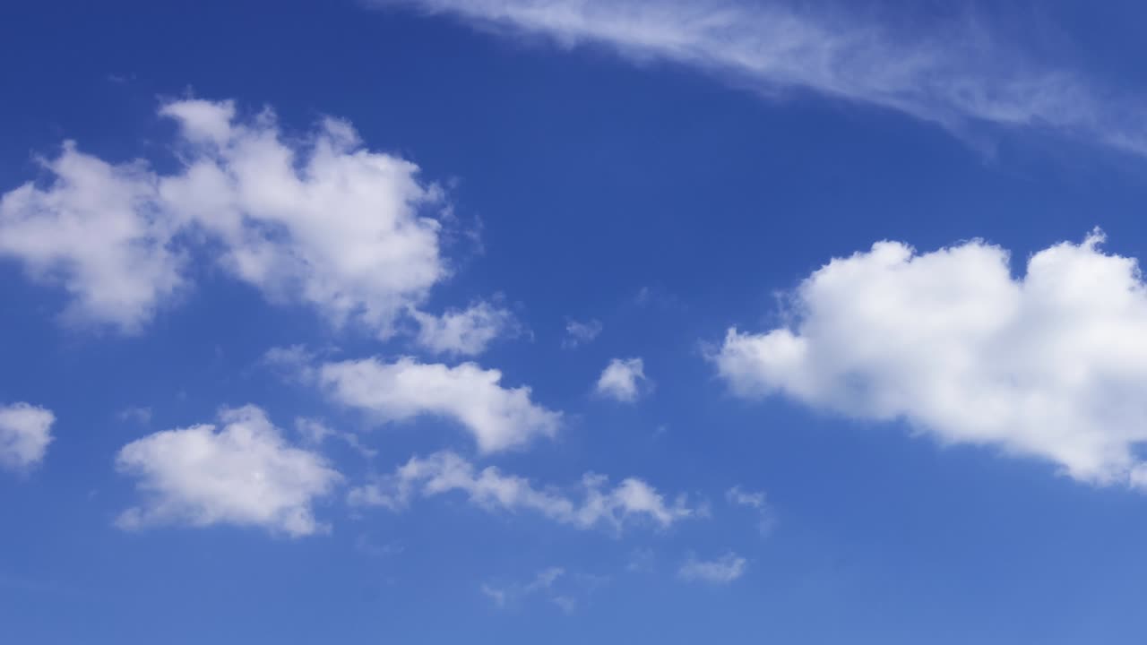 평화롭게 변하는 루프 구름