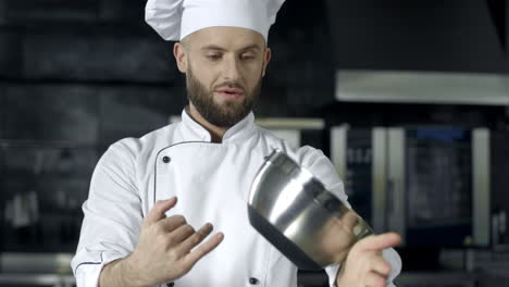 Koch-Spielt-Mit-Schüssel.-Koch-Bereitet-Sich-Darauf-Vor,-In-Einer-Professionellen-Küche-Zu-Kochen.