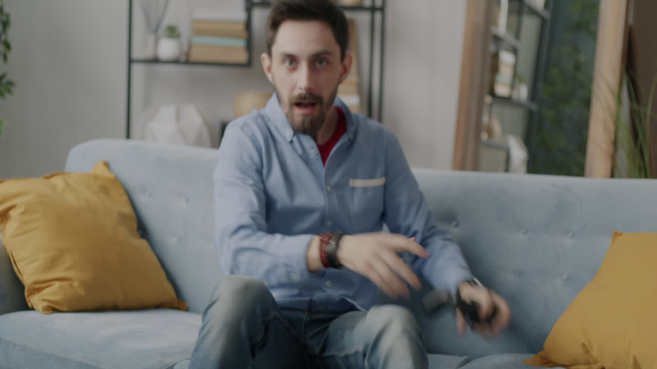 소파에서 비디오 게임을 하는 남자