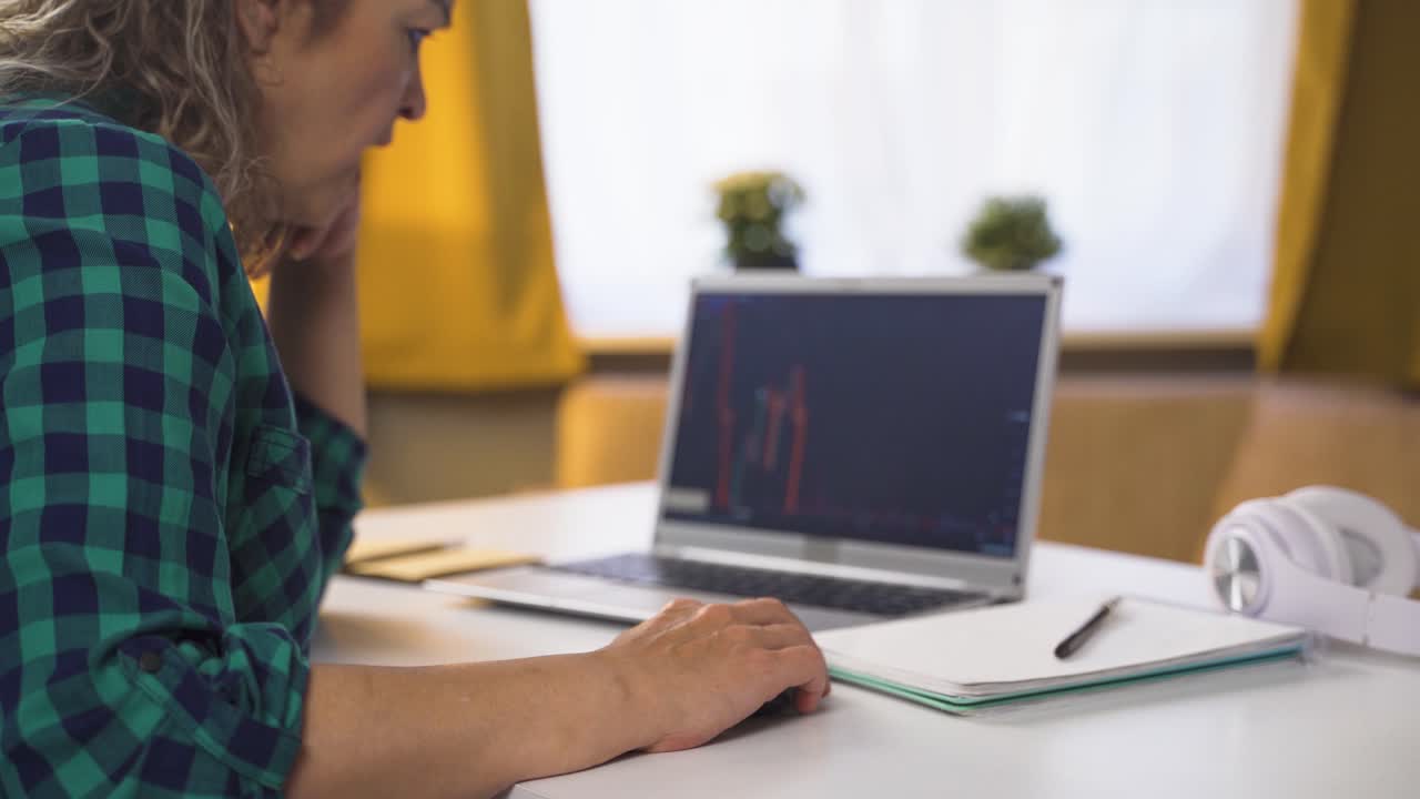 la donna che ha perso soldi al mercato azionario è delusa.