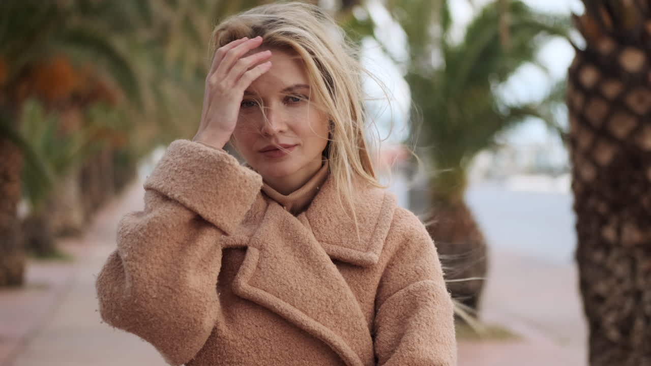 젊은 여성이 야외에서 카메라를 보고 있습니다.