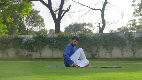 Hombre-Indio-Haciendo-Pose-De-Yoga-Con-Giro-Espinal-Sentado