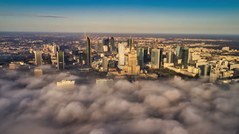 Aufsteigend-Aus-Fließenden-Wolkenaufnahmen-Einer-Gruppe-Von-Hochhäusern-In-Der-Innenstadt.-Panorama-Hyperlapse-Aufnahme-Des-Morgendlichen-Stadtbildes.-Warschau,-Polen