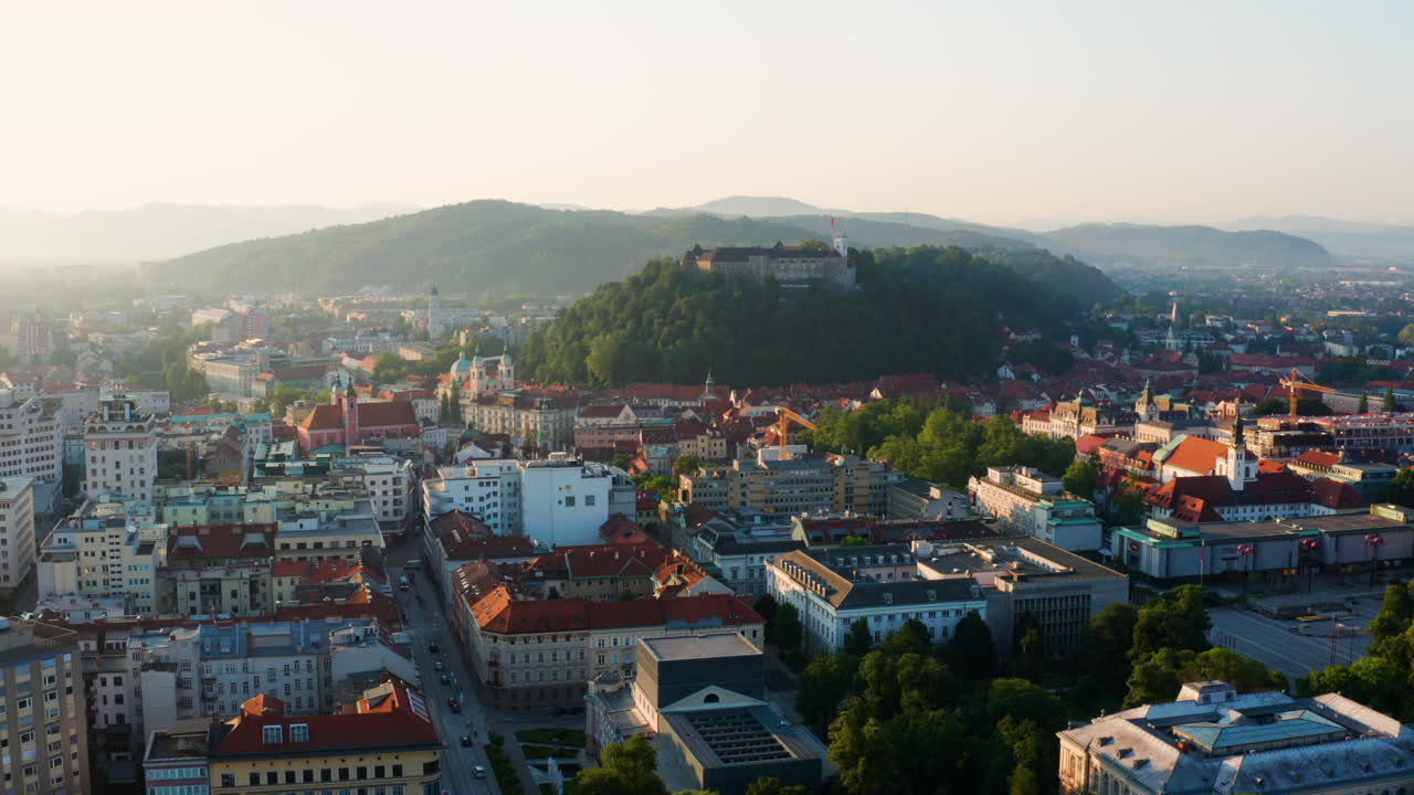 amanecer sobre el centro de ljubljana en eslovenia con el castillo de ljubljana en la cima de la colina del castillo en la distancia