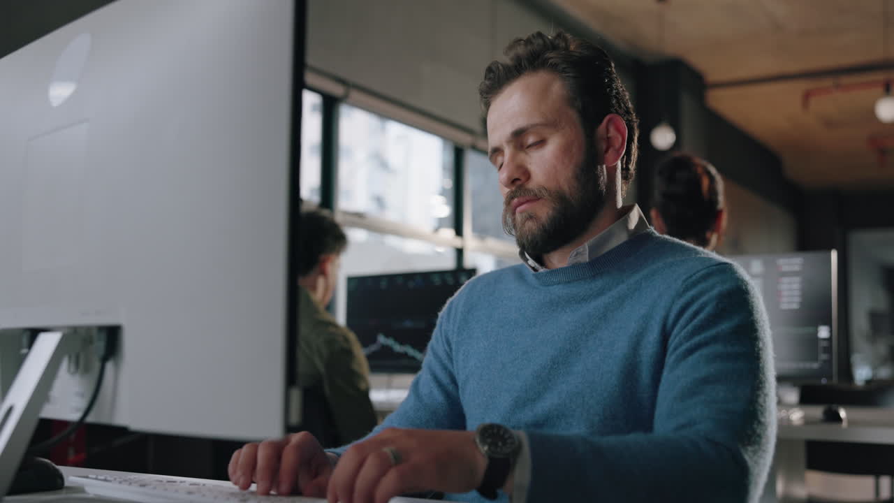 hombre trabajando en oficina