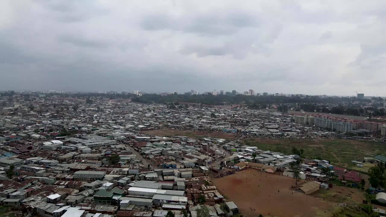 familia pobre que vive en los barrios marginales de kibera, nairobi, kenia, casas de chapa pobres en los barrios marginales de nairobi, kenia, agricultura verde realizada en los barrios marginales de nairobi, kenia