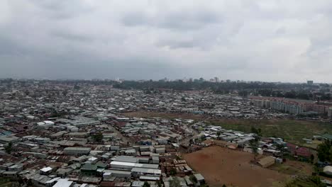 Familia-Pobre-Que-Vive-En-Los-Barrios-Marginales-De-Kibera,-Nairobi,-Kenia,-Casas-De-Chapa-Pobres-En-Los-Barrios-Marginales-De-Nairobi,-Kenia,-Agricultura-Verde-Realizada-En-Los-Barrios-Marginales-De-Nairobi,-Kenia