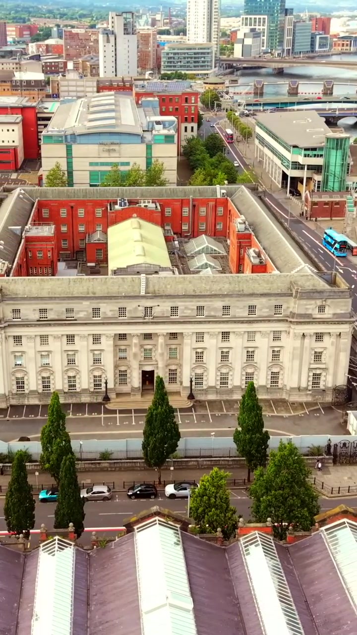 Video aereo verticale in rapporto social 60FPS in senso antiorario dei tribunali di Belfast Laganside nel centro di Belfast, Irlanda del Nord nel Regno Unito. Prodotto con colore broadcast Rec709
