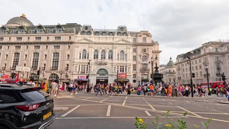 crowds and traffic in central london street