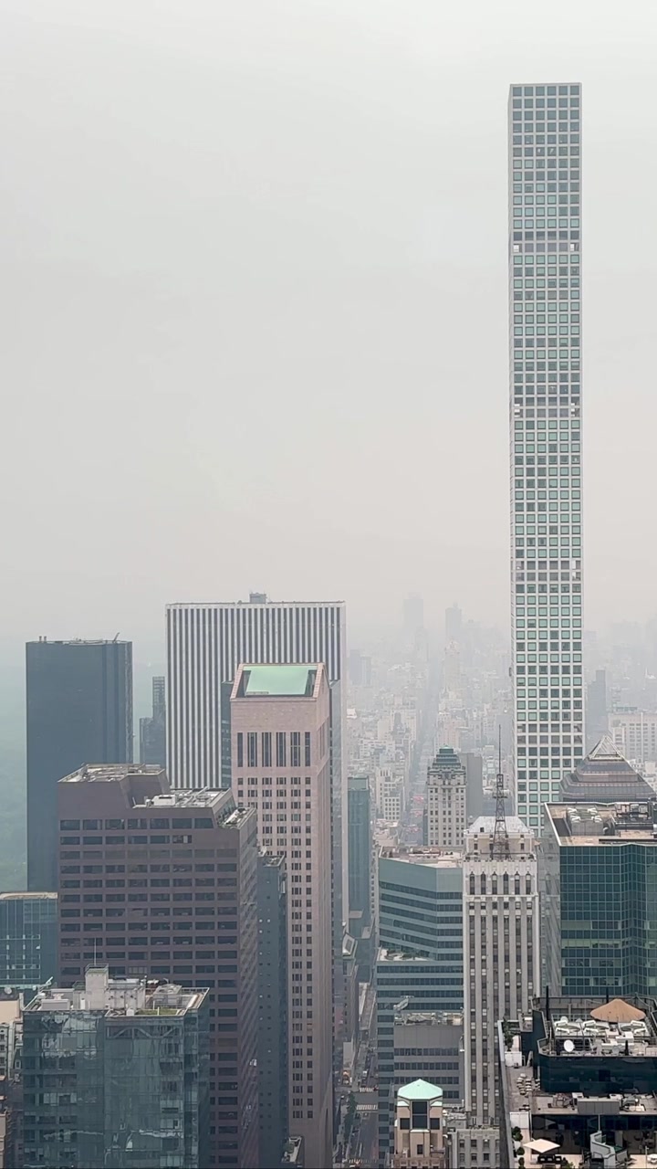 Vista diurna de Manhattan em ângulo elevado, com arranha-céus imponentes, tráfego e um céu nublado enquanto uma tempestade se aproxima. Ideal para conceitos urbanos, de viagem e meteorológicos.