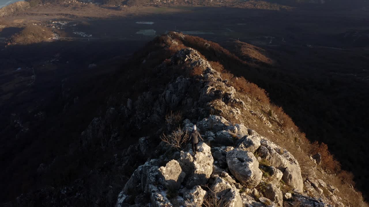 공중 - 호수 skadar, 몬테네그로 주변 산에서 하이킹하는 사람, 앞으로 기울이기