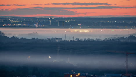 Zeitraffer-Eines-Nebels,-Der-Die-Stadtlandschaft-Von-Vantaa-Bedeckt,-Sonnenaufgang-In-Finnland