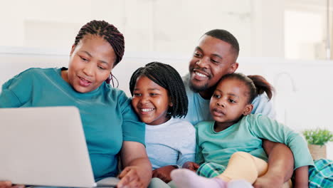 Mother,-father-and-children-on-bed-with-smile