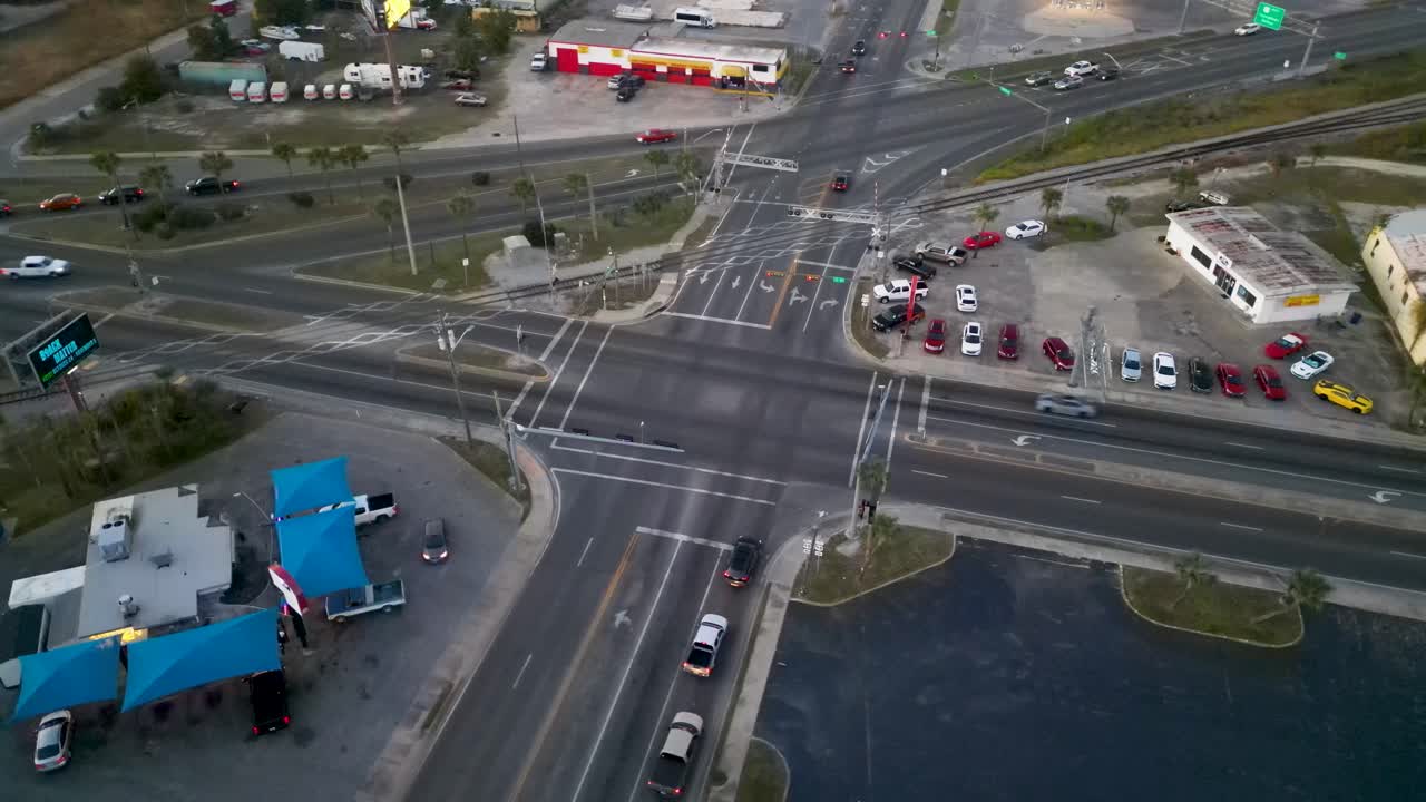 vista de drones rodeando la intersección de harrison ave, us hwy 231, us hwy 98 y ferrocarril en panama city fl