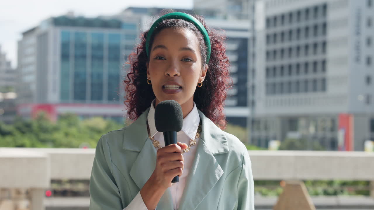 Jornalista afro-americano fazendo reportagem na cidade