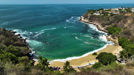 Drohnenaufnahme-Beim-Anflug-Auf-Den-Strand-Playa-Carrizalillo-Im-Sonnigen-Puerto-Escondido,-Mexiko