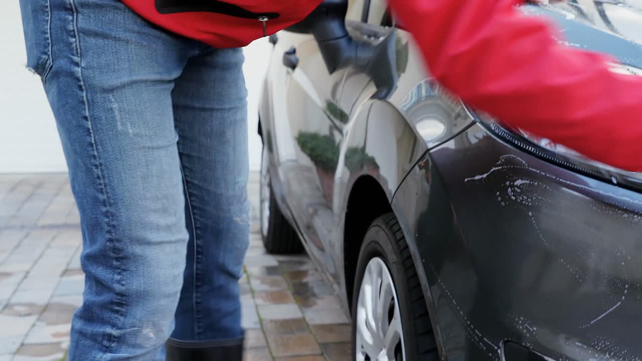 ⁇ 은 날 스폰지로 차를  ⁇ 는 행복한 젊은 남자 4k 4k