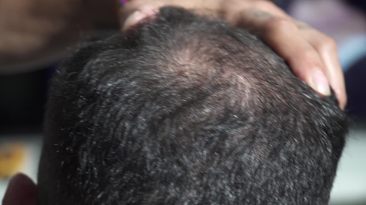 레트로 헤어 살롱에서 이발을 하는 미용사