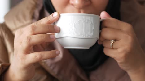 Nahaufnahme-Einer-Frauenhand,-Die-Eine-Kaffeetasse-Hält