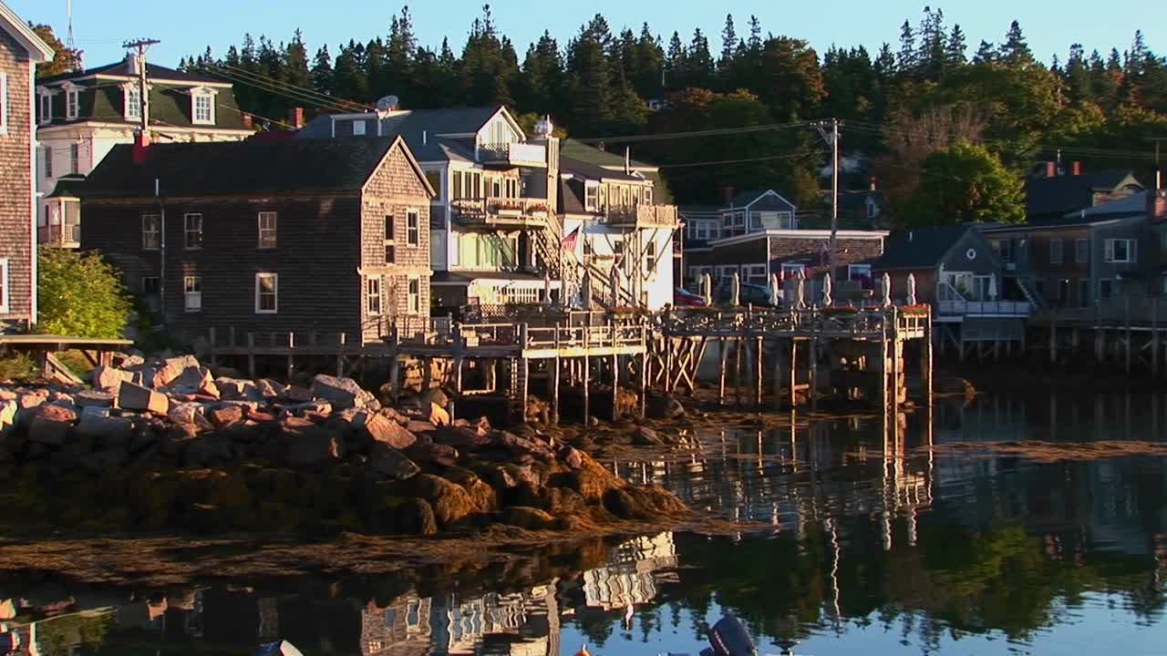 스토닝턴 메인에 있는 랍스터 마을은 1일차에 물 근처에 있습니다.