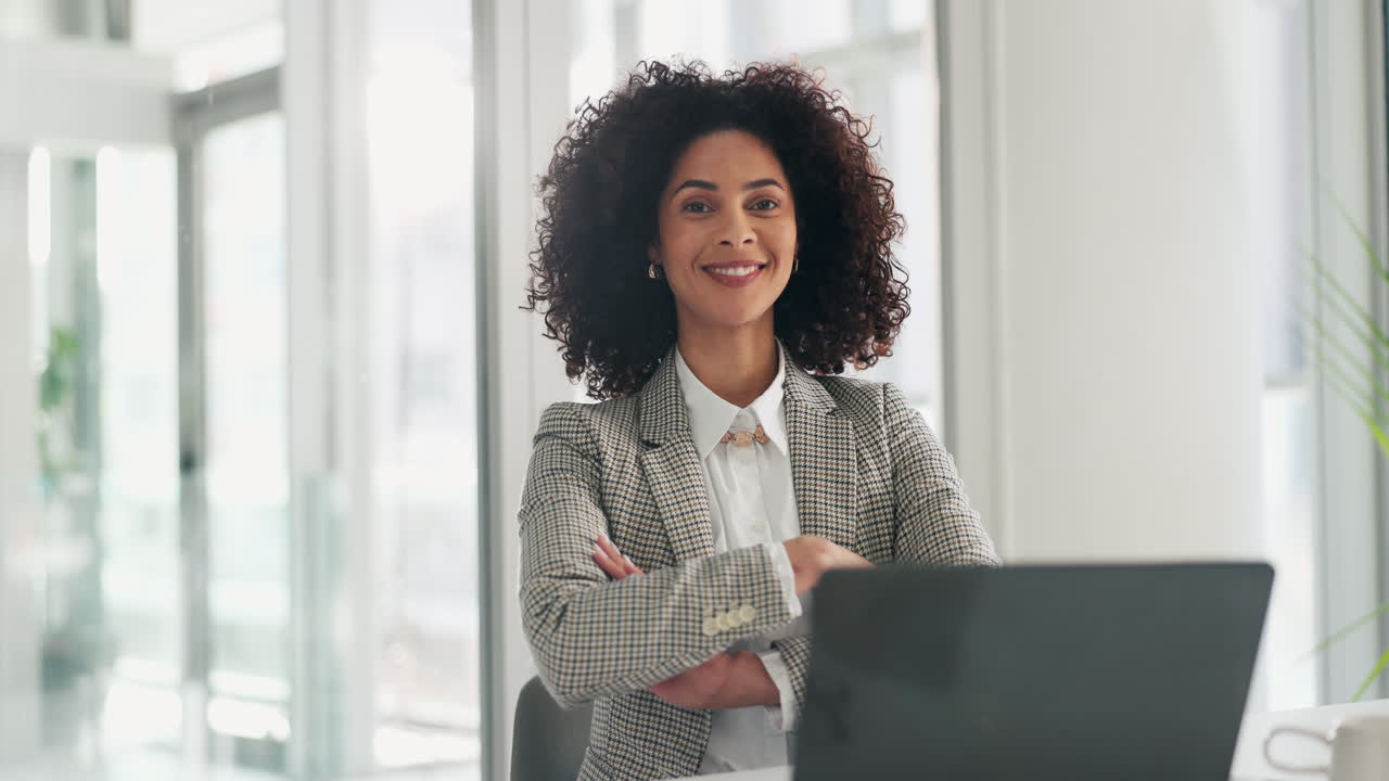 mujer de negocios confiada en la oficina