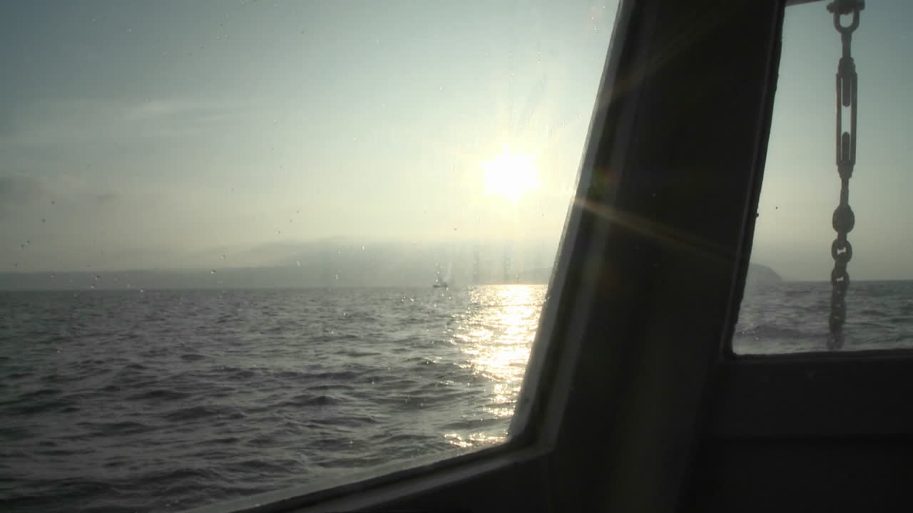 Ein Boot schaukelt im Wasser, während die Sonne untergeht.
