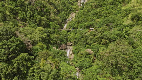 Ella-Sri-Lanka-Luftaufnahme-V44-Filmische-Drohne-überführung-A23-Brücke-Aufnahme-Des-Sprudelnden-Ravana-Wasserfalls-Mit-Wasser,-Das-Die-Felsen-Hinabstürzt-Und-Ein-Natürliches-Wasserbecken-Bildet-–-Aufgenommen-Mit-Mavic-3-Cine-–-April-2023