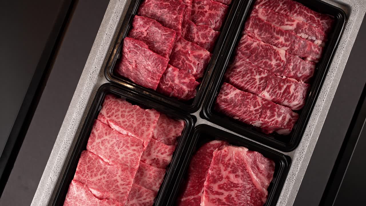 Four pieces of beautifully marbled Korean beef with a comfortable texture and deep flavor 마블링이 아름다운 한우 4조각이 편안한 식감과 깊은