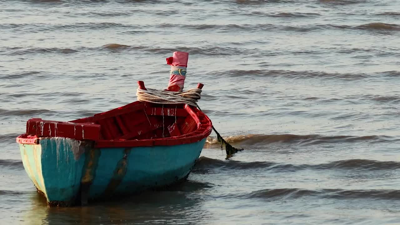 파타야의 조용한 바다에서 배가 조용히 떠다니고 있습니다.