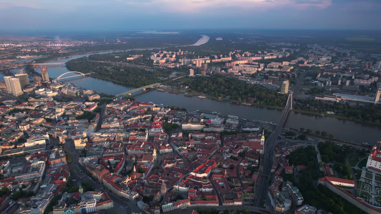 toma aérea reveladora del centro de bratislava y el impresionante castillo, en eslovaquia