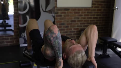 Tattoo-Mann-Muskeln-Im-Fitnessstudio-Zu-Hause-Beim-Trizeps-Schädelbrecher-Auf-Der-Bank-Mit-Hantel