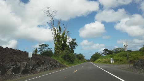 Fahren-Durch-Lava,-Die-Nach-Einem-Kürzlichen-Ausbruch-Auf-Hawaii-Mit-überlebender-Vegetation-Und-Häusern-Für-Eine-Neue-Straße-Geräumt-Wurde