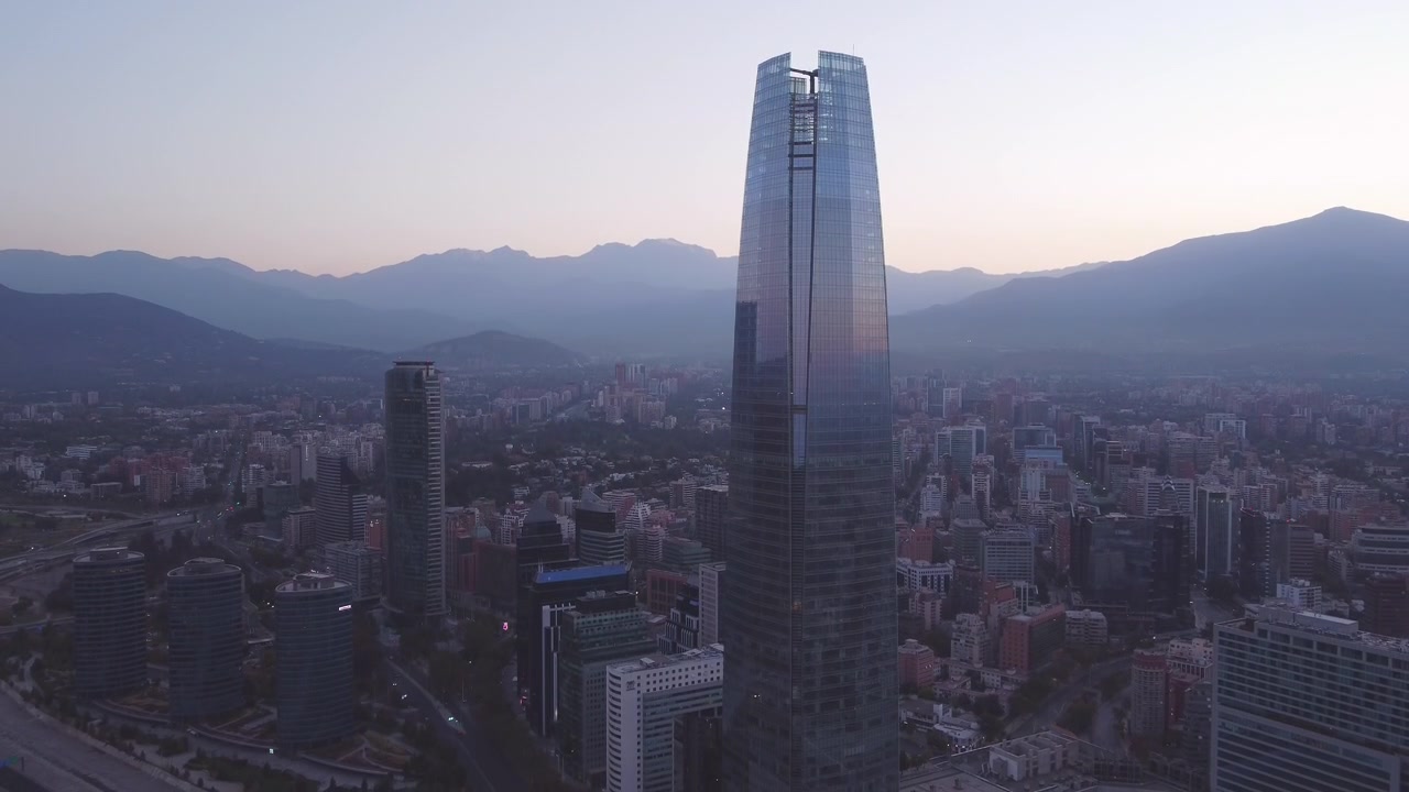 Vista aérea do nascer do sol na cidade moderna de Santiago, Chile.