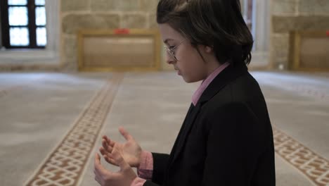 child praying with hands