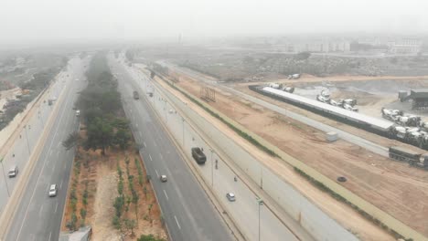 Flug-über-Die-Stark-Befahrene-Autobahn-In-Der-Nähe-Von-Hanoi,-Vietnam,-Luftaufnahme