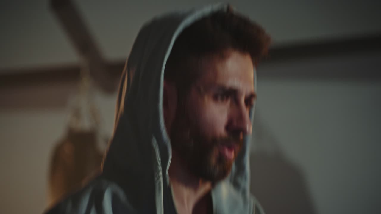 후디를 입은 남자