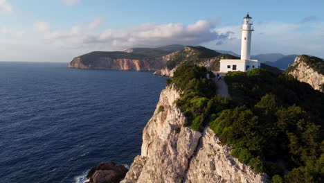 una toma en órbita del faro y los acantilados de lefkada, grecia