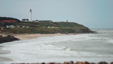 Un-Faro-Y-Un-Camping-En-La-Costa-Danesa-De-Hirtshals.