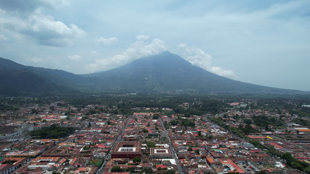 Droneoptagelser af vulkanen Volcán de Agua nær Antigua, Guatemala