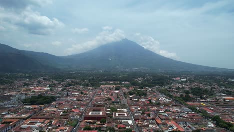 imágenes de drones del volcán volcán de agua cerca de antigua, guatemala